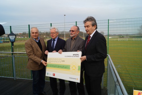 W.Niersbach und Dr.R.Rauball überreichen Hilfsgelder